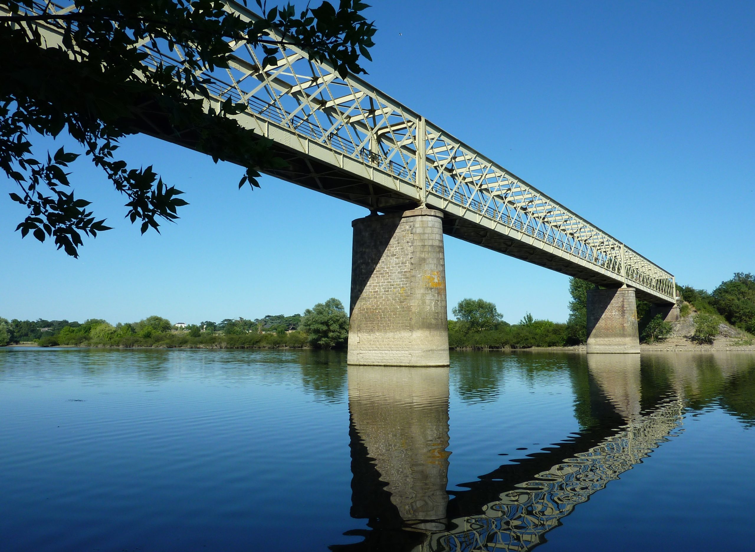Pont historique de Pruniers rénové à Bouchemaine, patrimoine local préservé