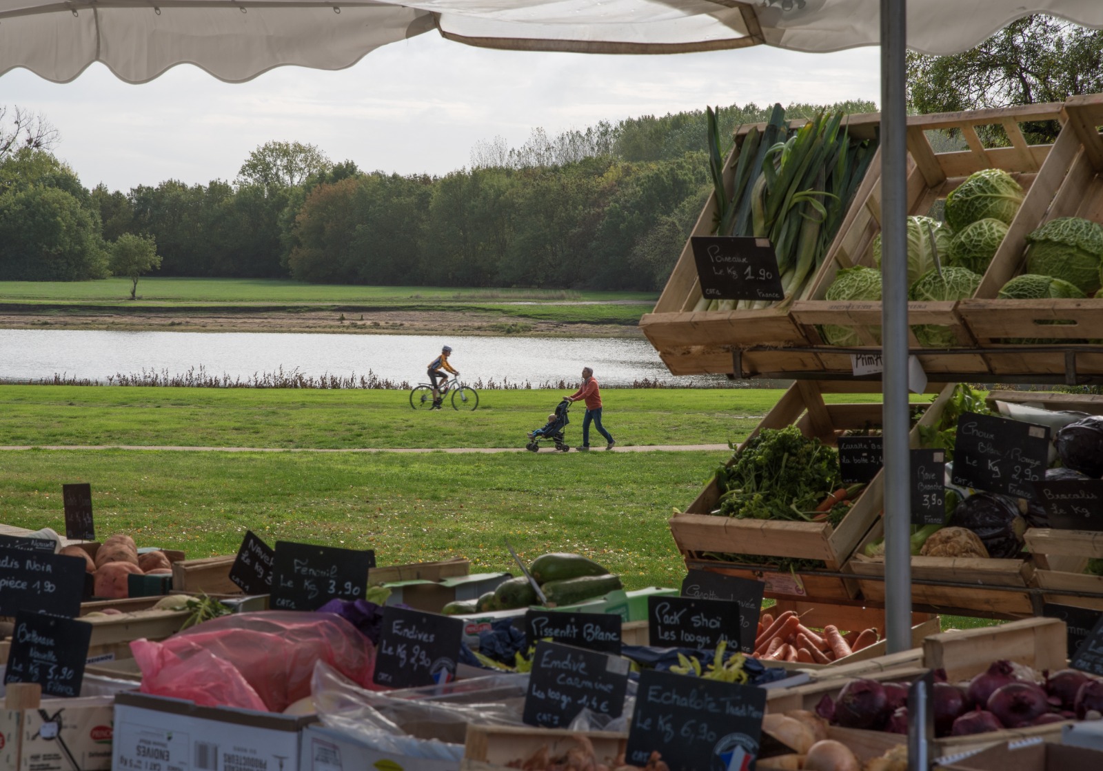 Marché du dimanche à Bouchemaine, animation commerciale et conviviale